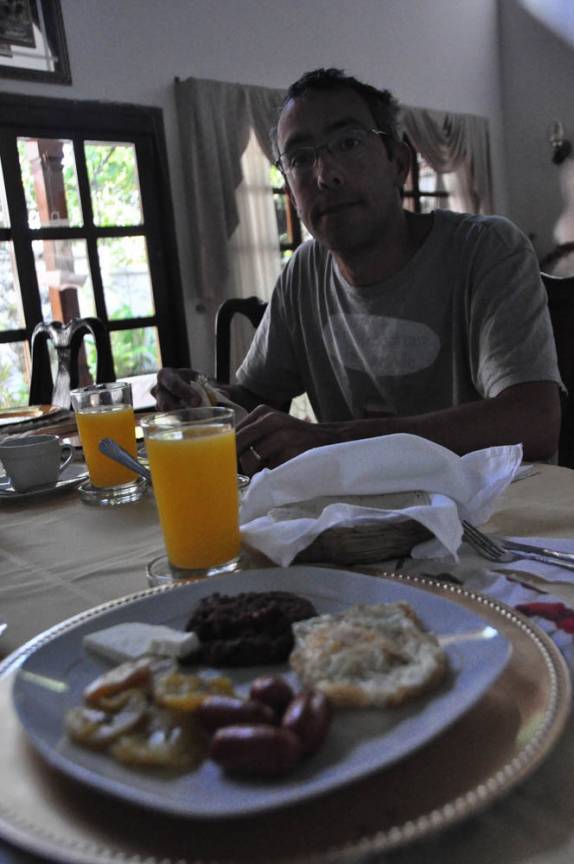 Devorando nosso 'rico desayuno' em B&B em Tegucigalpa, a capital de Honduras